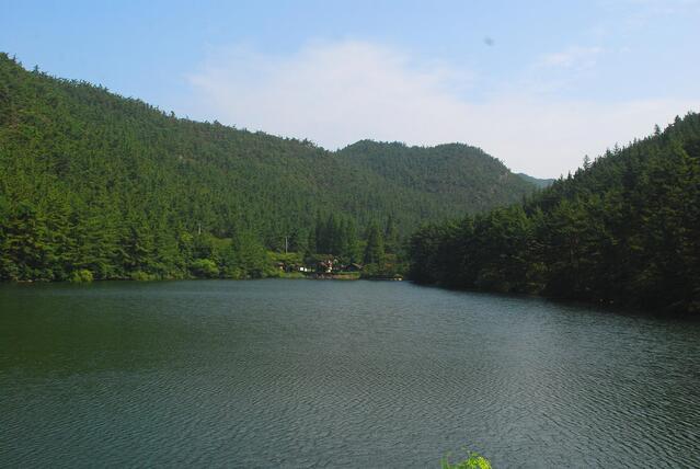 ▲ 산천저수지에서 바라본 희리산.ⓒ진경수 山 애호가