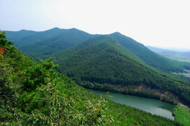▲ 서천 어메니티 복지마을 갈림길의 조망 바위에서 바라본 희리산.ⓒ진경수 山 애호가
