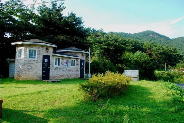 ▲ 대형 주차장 옆 희리산 공중 화장실.ⓒ진경수 山 애호가