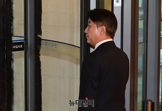 ▲ 이동관 방송통신위원장 후보자가 15일 서울 서대문구 신촌세브란스병원 장례식장에 마련된 윤석열 대통령 부친 윤기중 연세대 명예교수의 빈소로 조문을 마치고 떠나고 있다. ⓒ이종현 기자