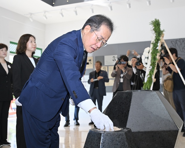 ▲ 홍준표 시장이 경축식에 앞서 오전 9시 국립신암선열공원에서 순국선열의 넋을 기리는 참배를 했다.ⓒ대구시