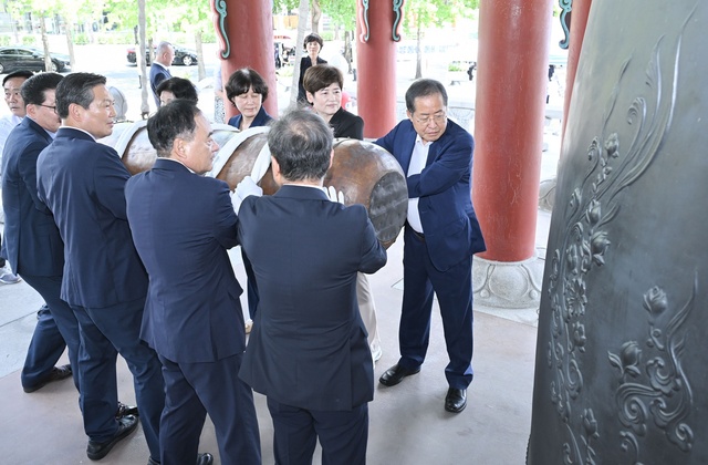 ▲ 15일 정오에는 국채보상운동기념공원에서 시장, 보훈단체장, 광복회원 등 100여 명이 참여해 국권 회복을 위해 헌신하신 선열들의 위업을 기리고, 애국정신을 계승하기 위한 타종행사를 개최했다.ⓒ대구시