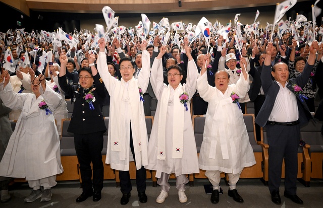 ▲ 광복절 노래를 부르고 만세삼창을 외칠 때는 500여 명의 참석자들이 일제히 태극기와 독도기를 흔들며 광복의 기쁨과 함성을 떠올리고 순국선열의 독립정신과 나라사랑 정신을 되새겼다.ⓒ경북도