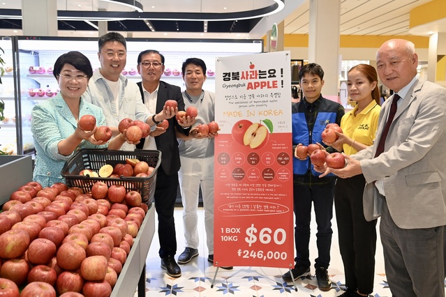 ▲ 경북도 방문단은 13일 캄보디아 프놈펜에 진출한 한인기업인 케이 그라운드(K-GROUND)를 방문해 경북사과를 홍보했다.ⓒ경북도
