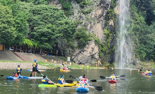 ▲ 청주시민과 관광객들이 청주시 상당구 미원면 청석굴에서 카약 등을 체험하고 있다.ⓒ청주시