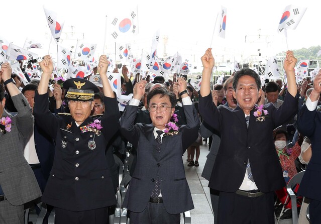 ▲ 김태흠 충남도지사가 15일 독립기념관에서 열린 제78주년 광복절 경축식에서 내빈들과 함께 만세삼창을 외치고 있다.ⓒ충남도