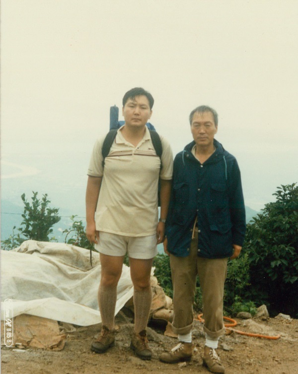 ▲ 윤 대통령이 대학원시절인 1985년 부친 고 윤기중 교수(오른쪽)와 함께 등산을 가 찍은 사진. ⓒ대통령실 제공