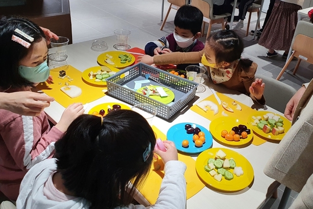 ▲ 충주시농업기술센터 충주농산물 가공체험교육관에서 어린이들이 음식만들기 체험을 하고 있다.ⓒ충주시
