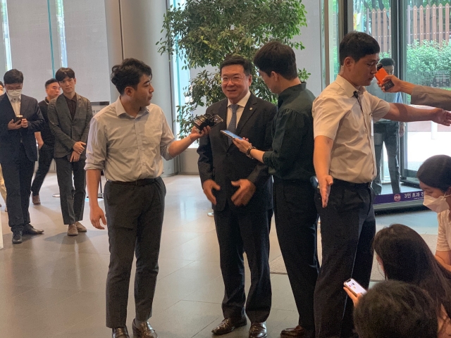 ▲ 16일 삼성생명 서초사옥에서 진행되는 삼성 준법감시위원회 임시회의에 참석한 이찬희 위원장. ⓒ이성진 기자