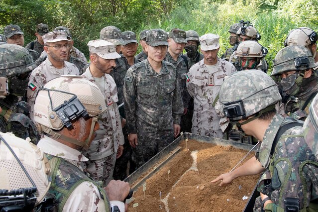 ▲ 박정환(중앙) 육군참모총장과 사이드 라쉬드 알 셰히(왼쪽에서 두번째) UAE지상군사령관이 육군과학화전투훈련장에서 진행중인 '한ㆍUAE 연합 KCTC훈련' 현장을 찾아  양국 소대장으로부터 공격작전 브리핑을 받고 있다. ⓒ육군