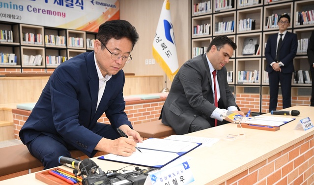 ▲ 이철우 경북도지사(왼쪽)는 “경북도가 글로벌 항공기 제작사인 엠브레어와 신뢰를 바탕으로 두 번째 MOU를 맺었다. 이로써 경북은 항공기 제조, 항공소재부품 및 MRO 산업 분야에서 한 단계 더 도약할 것으로 기대된다”고 말했다.ⓒ경북도