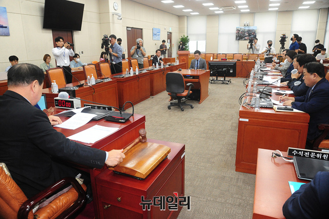 ▲ 16일 오전 국회에서 순직 해병대 상병 사망사건 및 수사 외압 의혹을 논의하기 위해 더불어민주당 국방위원들이 개의를 요구한 국방위원회 전체회의가 여당 국방위원들 및 이종섭 국방부 장관 등 정부 측 인사들이 불참한 가운데 진행되고 있다.ⓒ이종현 기자