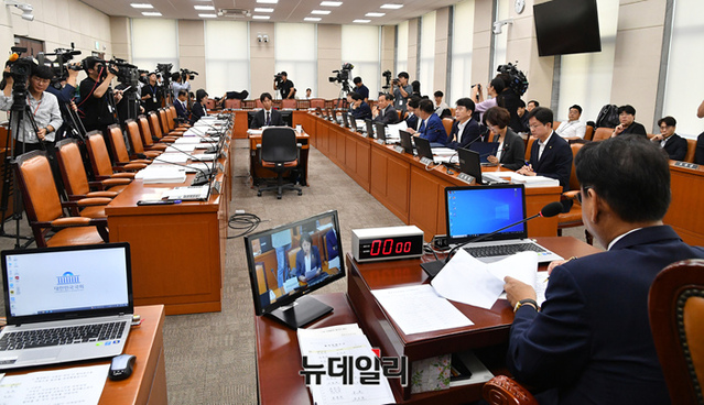 ▲ 행정안전위원회 전체회의가 16일 국회에서 국민의힘 의원들과 이상민 행정안전부 장관을 비롯한 정부부처 기관장이 불참한 채 열리고 있다. ⓒ이종현 기자