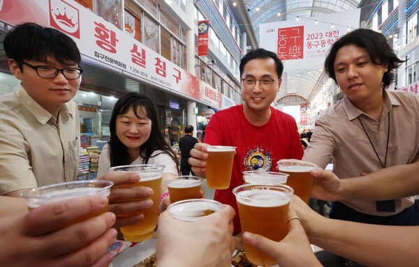 ▲ 박희조 동구청장(왼쪽에서 세 번째)과 동구 청년네트워크 회원들이 중앙시장 푸드페스타 거리에서 열린 호프미팅에서 건배를 하고 있다.ⓒ동구