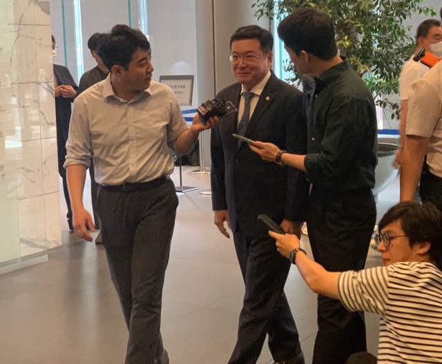 ▲ 16일 삼성생명 서초사옥에서 진행된 삼성 준법감시위원회 임시회의에 참석한 이찬희 위원장. ⓒ이성진 기자