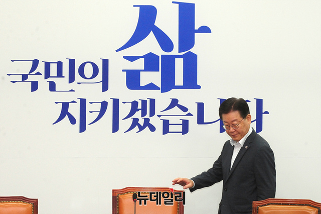 ▲ 이재명 더불어민주당 대표가 16일 오전 국회에서 열린 최고위원회의에 참석하기 위해 입장하고 있다. ⓒ이종현 기자