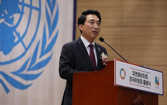 ▲ 유엔 해비타트 한국위원회 초대 회장을 맡은 박수현 전 청와대 대변인이 출범식에서 인삿말을 하고 있다.ⓒUN해비타트 한국위원회