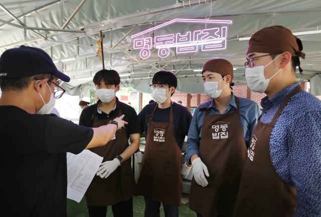 ▲ 동국제강그룹이 명동밥집에 후원금 2억원을 전달했다. ⓒ동국제강그룹