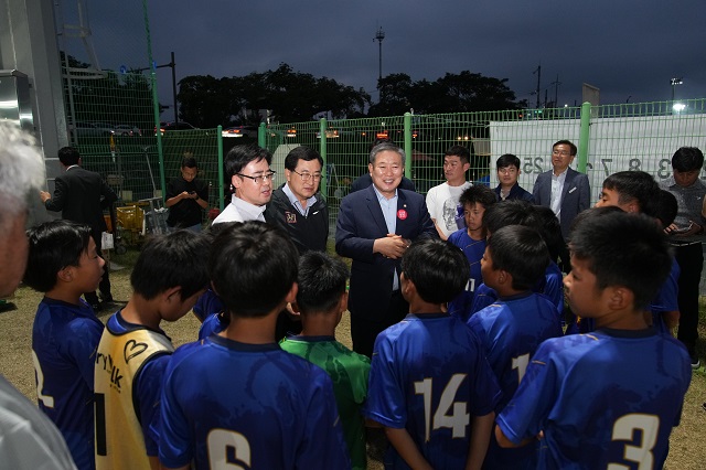 ▲ 경주시의회는 지난 12일 개막한 ‘2023 화랑대기 전국유소년축구대회’ 경기장을 찾아 선수단 및 임원, 경주시축구협회, 경기 감독관, 관계 공무원 등을 격려했다.ⓒ경주시의회