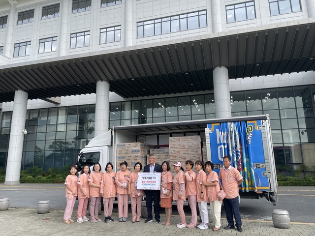 ▲ 예천군(군수 김학동)에는 지난달 수해로 큰 피해가 발생한 이후 지역 안팎에서 이웃돕기 성금과 구호물품 기탁이 끊이지 않고 있다.ⓒ예천군