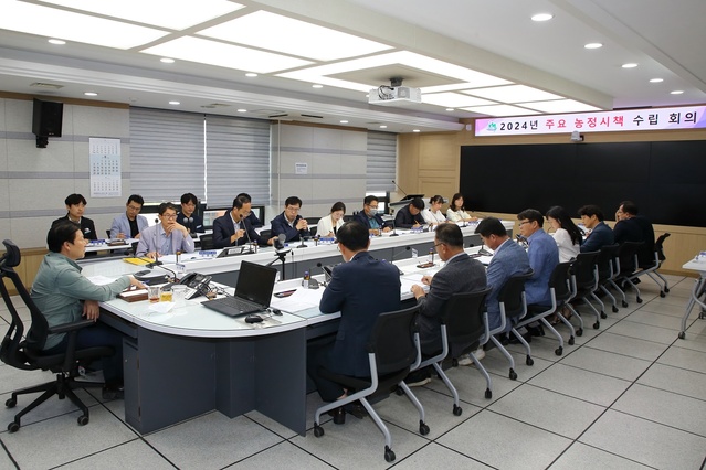 ▲ 성주군은 내년도 농업조수입 1조원시대 달성을 위해 2023년 8월 14일 10시 군청 재난상황실(3층)에서 이병환 군수 주재로 ‘2024년 주요 농정시책 수립 회의’를 개최했다.ⓒ성주군