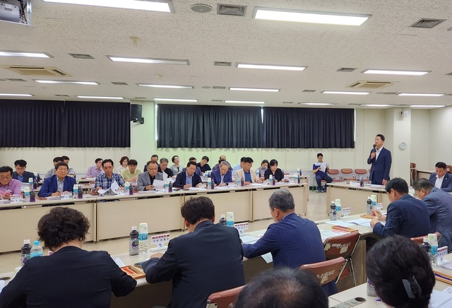 ▲ 구미시는 16일 농산물도매시장 2층 대회의실 시내버스 노선 개편 사업 관련 부서 및 시의회,기관‧업체, 전문가 등 60여 명이 참석해 ‘구미시 시내버스 노선 개편 용역’ 착수 보고회를 개최했다.ⓒ구미시