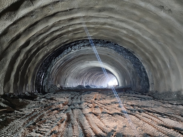 ▲ 충주시 직동터널이 굴착 5개월 만에 관통됐다.ⓒ충주시