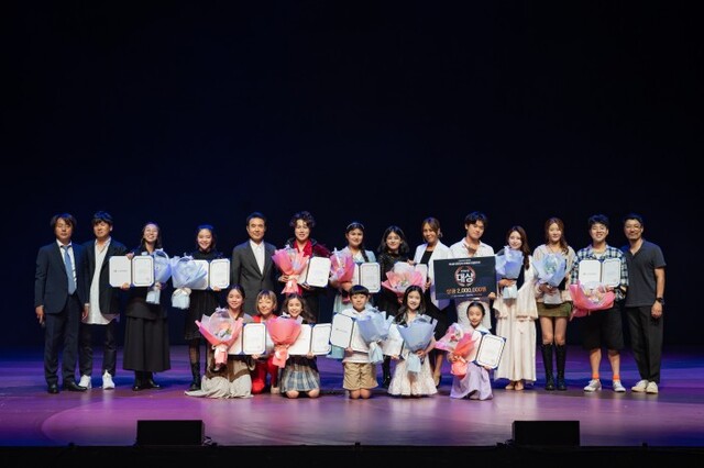 ▲ '제1회 대한민국국제뮤지컬콩쿠르' 수상자 단체 사진.ⓒ한국뮤지컬협회