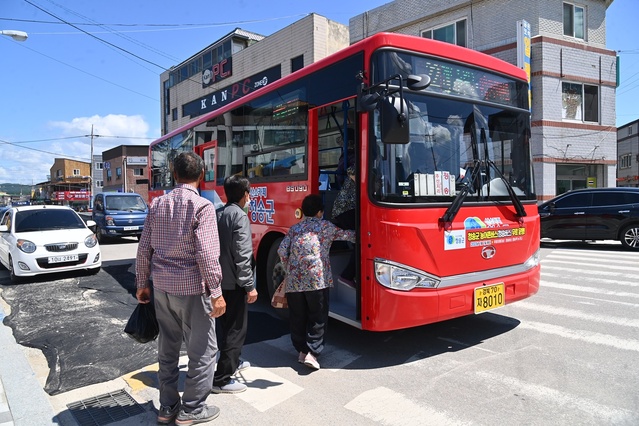 ▲ 지난해 12월 제정된 ‘경상북도 노인 등 대중교통 이용지원에 관한 조례’는 도내 70세 이상 어르신, 18세 이하 청소년, 장애인복지법에 따른 장애인 등이 시내버스, 농어촌버스, 마을버스 등을 무료로 이용할 수 있도록 하고 있다.ⓒ경북도의회