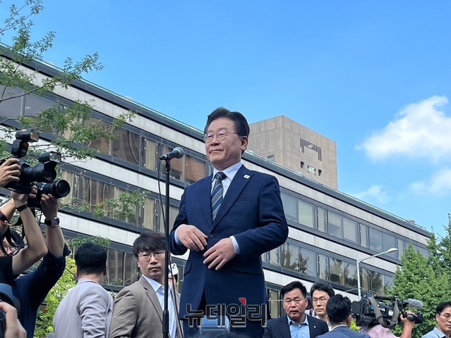 ▲ 백현동 개발 특혜 의혹을 받는 이재명 더불어민주당 대표가 17일 오전 서울 서초구 서울중앙지검 앞에서 기자회견을 열고 있다. ⓒ어윤수 기자