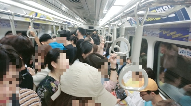 ▲ 러시 아워 시간대 김포골드라인 내부 ⓒ김성웅 기자