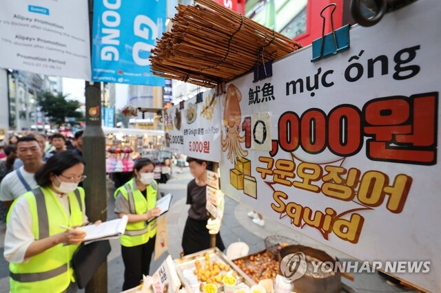 ▲ 서울시와 중구, 경찰 관계자들이 지난달 31일 오후 서울 명동거리에서 노점을 대상으로 제3자 영업행위, 가격표시 준수 여부 등을 점검하고 있다. ⓒ연합뉴스