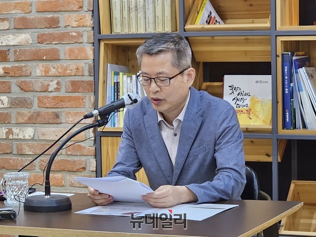 ▲ 김범수 충남도 여성가족정책관이 17일 도청에서 유관순상과 관련해 브리핑을 하고 있다.ⓒ김정원 기자
