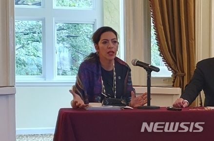 ▲ 엘리자베스 살몬 유엔 북한인권특별보고관이 15일(현지시간) 워싱턴DC에서 북한인권위원회(HRNK) 대담에 참석한 모습. ⓒ뉴시스