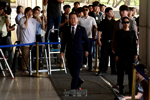 ▲ 백현동 개발 특혜 의혹을 받고 있는 이재명 더불어민주당 대표가 17일 오전 서울 서초구 서울중앙지검에 피의자 신분으로 조사를 받기 위해 출석하고 있다. ⓒ이종현 기자