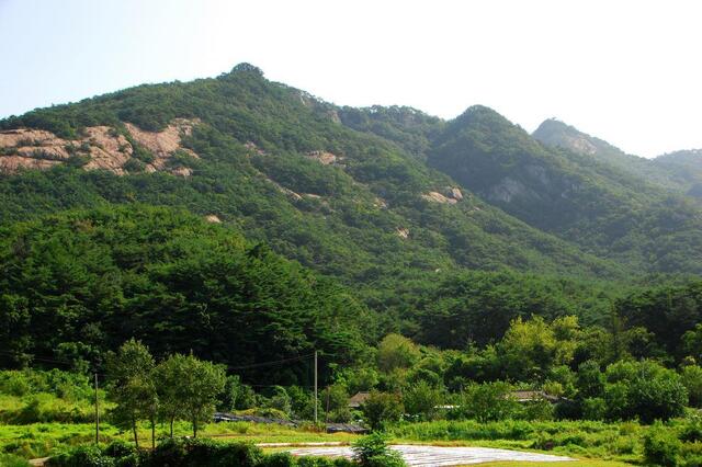 ▲ 뾰족봉에서 신선봉에 이르는 산등성.ⓒ진경수 山 애호가