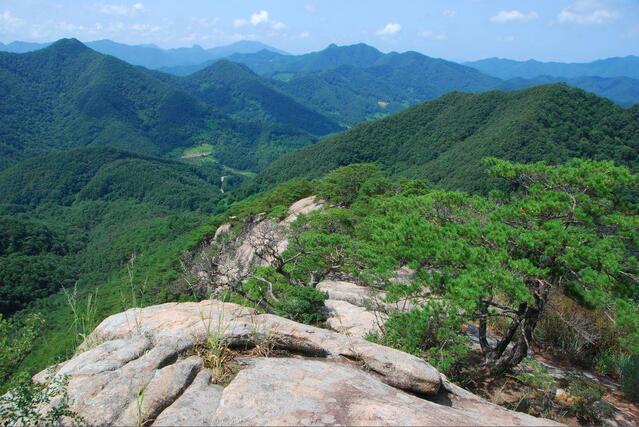▲ 연어 바위 도착 직전에 돌아본 암릉 구간.ⓒ진경수 山 애호가