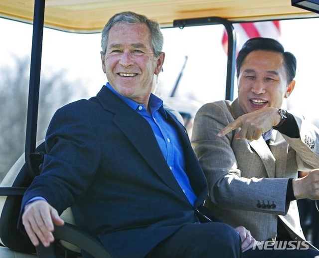 ▲ 2008년 미국 메릴랜드주 캠프데이비드에서 당시 이명박 대통령(오른쪽)과 조지 W. 부시 대통령이 골프카트를 타고 이동하고 있다.ⓒAP/뉴시스
