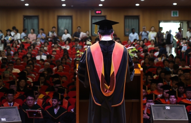 ▲ 충청권 주요 대학들이 후기 학위수여식을 가졌다.사진은 충북대 수여식 장면.ⓒ충북대