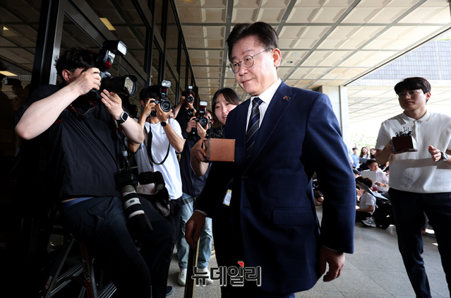 ▲ 백현동 특혜개발 의혹을 받고 있는 이재명 더불어민주당 대표가 17일 오전 서울 서초구 서울중앙지검에 피의자 신분으로 조사를 받기 위해 출석하고 있다. ⓒ이종현 기자