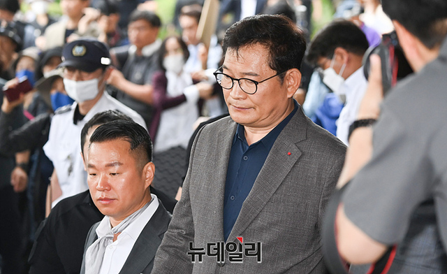 ▲ 더불어민주당 '2021년 전당대회 돈봉투 의혹'의 핵심 피의자로 지목된 송영길 전 민주당 대표가 지난 6월7일 오전 서울중앙지검에서 출석을 거부 당한 직후 청사를 나서고 있다. ⓒ서성진 기자