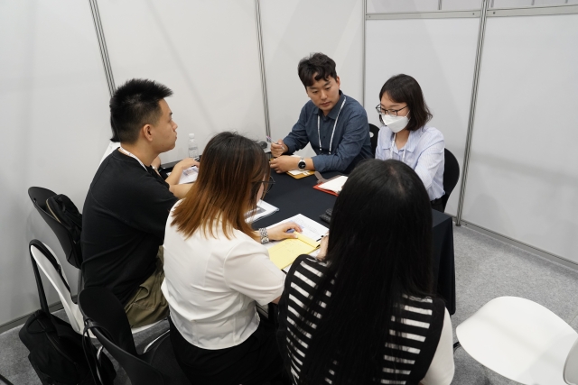 ▲ 해외바이어 초청 무역상담회. ⓒ한국디스플레이산업협회