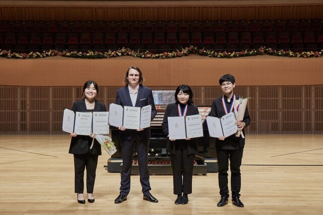 ▲ 왼쪽부터 공동 3위 최민지·톰 리우, 2위 노선경, 1위 이민준.ⓒ롯데문화재단