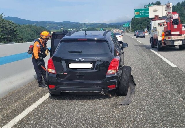 ▲ 강원소방본부 소속 119구급대원들이 영동고속도로에서 5중 추돌 사고를 수습하고 있다.ⓒ강원소방본부