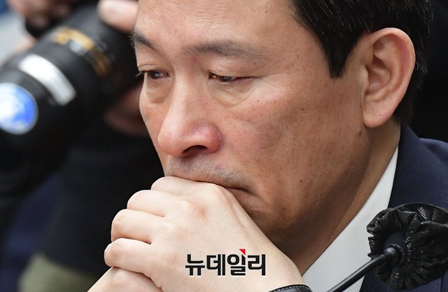 ▲ 우상호 국회 용산 이태원 참사 진상규명과 재발방지를 위한 국정조사특별위원회 위원장이 지난 1월12일 오후 국회에서 열린 용산 이태원 참사 진상규명과 재발방지를 위한 국정조사특별위원회 2차 공청회에서 유가족의 진술을 들은 후 눈물을 흘리고 있다. ⓒ이종현 기자
