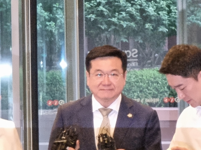 ▲ 이찬희 삼성 준법감시위원장이 18일 서울 서초구 삼성생명 서초사옥에서 진행되는 준법위 임시회의에 참석했다. ⓒ이성진 기자