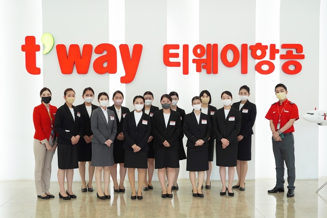 ▲ 지난 17일 서울 강서구 티웨이항공 훈련센터에서 승무원 체험과정 ‘크루 클래스’에 참가한 일본 ‘조가쿠인 대학교’ 학생들이 교육 후 기념사진 촬영을 하고 있다. ⓒ티웨이항공