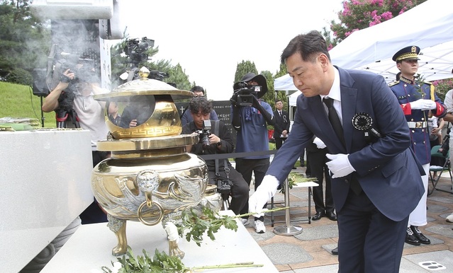 ▲ 김관영 전라북도 지사가 고 김대중 대통령 서거 14주기를 맞아 국립서울현충원에서 헌화하고 있다.ⓒ전라북도청