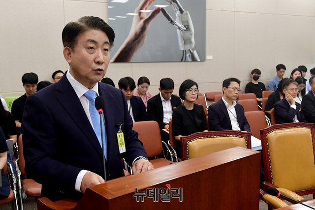 ▲ 이동관 방송통신위원장 후보자가 18일 국회에서 열린 인사청문회에 참석해 인사말을 하고 있다. ⓒ이종현 기자