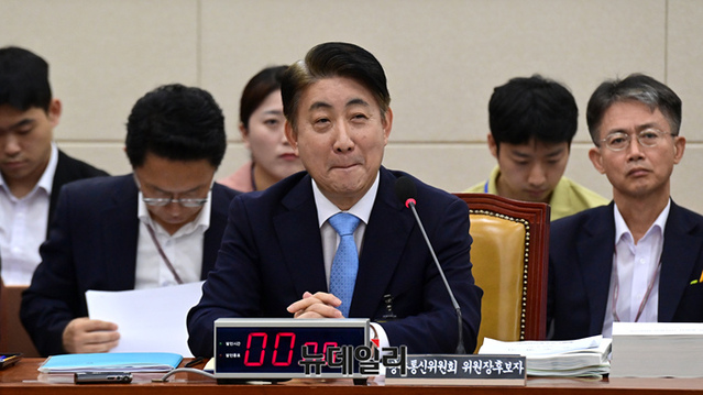 ▲ 이동관 방송통신위원장 후보자가 18일 국회에서 열린 인사청문회에 참석해 웃음을 참고 있다. ⓒ이종현 기자